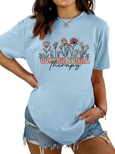 Détail du t-shirt bleu clair avec imprimé floral Occupational Therapy et short en jean
