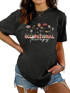 Détail de l'imprimé floral Occupational Therapy sur t-shirt en coton gris anthracite