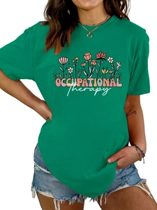 Détail du t-shirt Occupational Therapy vert émeraude avec imprimé fleuri et col rond chic