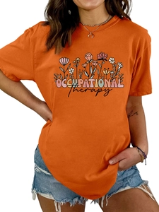 Détail du t-shirt orange à col rond avec motif floral et texte d'ergothérapie