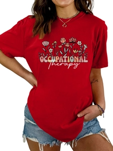 Détail d'un t-shirt rouge en coton avec imprimé floral et short en jean bleu délavé