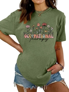 Détail du t-shirt vert olive avec imprimé floral d'ergothérapie et short en jean décontracté