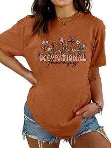 Détail de l'imprimé fleuri et du texte Occupational Therapy sur t-shirt col rond rouille
