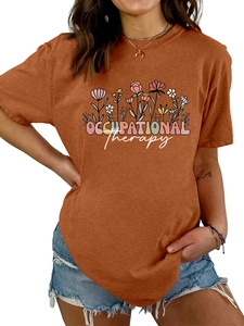 Détail du t-shirt caramel avec imprimé graphique floral et texte Occupational Therapy