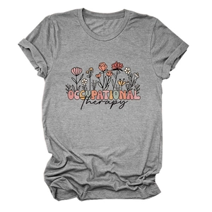Détail de l'imprimé floral coloré et du texte Occupational Therapy sur un t-shirt gris