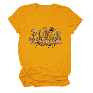 Détail du t-shirt en coton jaune moutarde avec imprimé floral Occupational Therapy