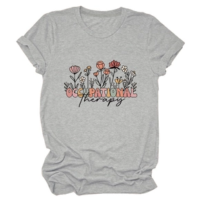 Détail du t-shirt gris Occupational Therapy avec motif floral vintage et tissu en coton doux