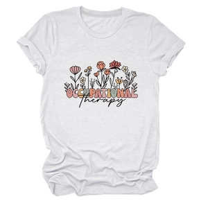 Détail du t-shirt blanc Occupational Therapy avec imprimé floral coloré et tissu en coton doux