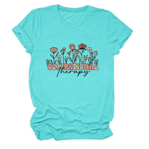 Détail du t-shirt turquoise avec imprimé floral Occupational Therapy et col rond