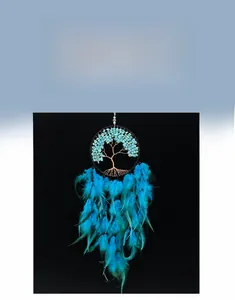 Détail macro de l'attrape-rêves Arbre de Vie turquoise avec plumes bleues et perles