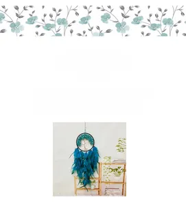 Détail de l'attrape-rêves arbre de vie avec perles turquoises et plumes bleues