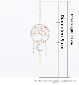 Détail du décor arbre de vie avec cristaux blancs et pierre de soleil sur cadre en fil d'argent