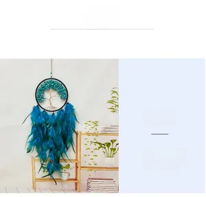 Détail de l'attrape-rêves arbre de vie en turquoise avec plumes bleues vibrantes