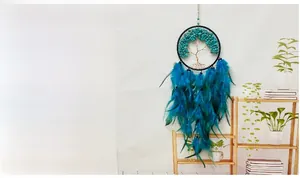 Détail d'un attrape-rêves Arbre de Vie avec pierres turquoise et plumes bleu vif