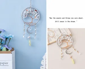 Vue détaillée de l'arbre de vie en cristal blanc avec pendentifs de lune et prismes