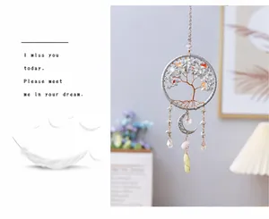 Détail de l'arbre de vie en cristal avec gravier blanc et pendentif croissant de lune argenté