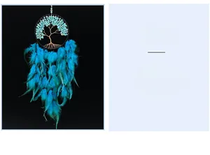 Détail du décor mural arbre de vie avec des plumes turquoise et cristaux fins