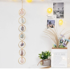 Décoration murale avec sept pierres de cristal chakra brutes en anneaux dorés