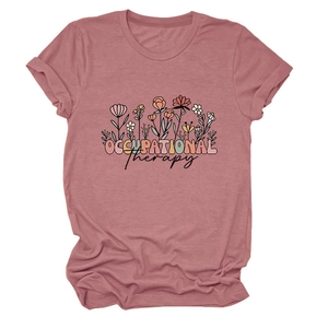 Détail du texte Occupational Therapy et motif floral sur un t-shirt vieux rose