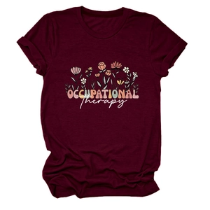 Détail du t-shirt bordeaux avec motif floral et texte imprimé Occupational Therapy