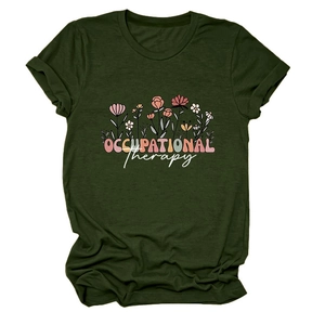 Détail du t-shirt vert foncé avec imprimé floral ergothérapie et manches retroussées