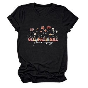 Gros plan d'un t-shirt noir en coton avec imprimé floral et texte Occupational Therapy