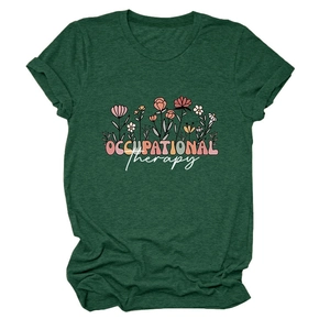 Détail de l'imprimé floral Occupational Therapy sur un t-shirt vert foncé col rond