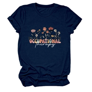 Détail de l'imprimé floral Ergothérapie sur un t-shirt en coton bleu marine à col rond