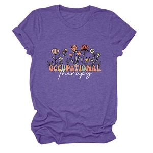 Détail du t-shirt Occupational Therapy violet chiné avec imprimé fleurs sauvages