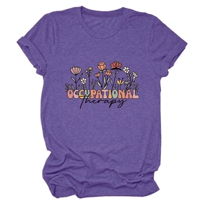 Détail de la manche retroussée et de l'imprimé floral sur le t-shirt violet