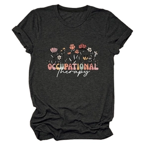 Détail du t-shirt gris anthracite avec imprimé floral coloré pour l'ergothérapie