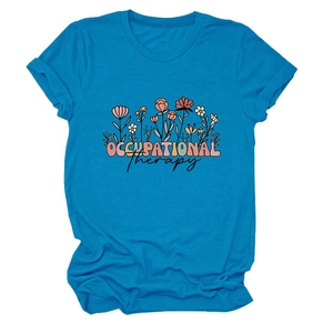 Vue détaillée de l'imprimé floral coloré et du texte Occupational Therapy sur un t-shirt bleu