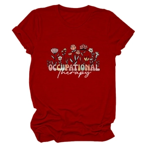 Détail à plat du t-shirt bordeaux avec imprimé floral Occupational Therapy élégant