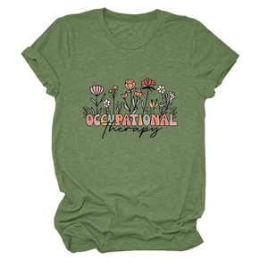 Détail du t-shirt vert olive avec imprimé floral et texte occupational therapy