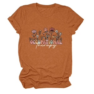 Détail du t-shirt terre cuite avec motif floral et texte Occupational Therapy