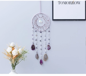 Détail d'un attrape-rêves avec éclats de cristal violet et pendentifs en agate naturelle