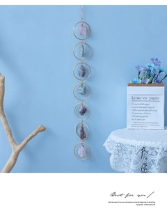 Détail de pierres de cristal brut entourées de fil doré pour décor mural