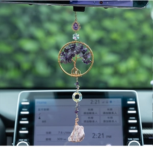 Détail de l'arbre de vie en améthyste pour voiture avec fil doré et pierre naturelle