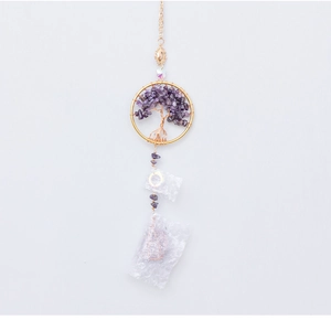 Vue détaillée du capteur de rêves arbre de vie en améthyste violette et fil doré