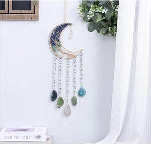 Détail d'un attrape-rêves lune avec tranches d'agate naturelle et pierres de cristal