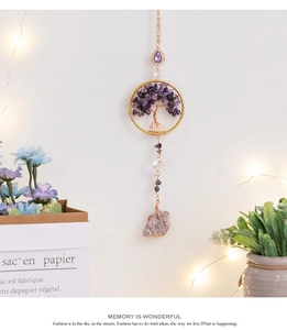 Détail du pendentif arbre de vie en améthyste avec cadre doré et pierres naturelles