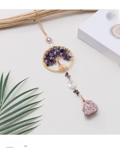 Détail d'un pendentif arbre de vie en améthyste fait main avec pierres de cristal
