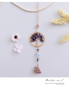 Détails de l'arbre de vie artisanal en fil doré avec améthystes et pendentif en pierre