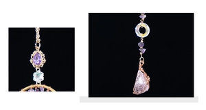 Détail du pendentif arbre de vie artisanal avec cristaux d'améthyste et fil doré enroulé