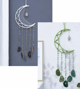 Atrapasueños bohemio con forma de luna, rodajas de ágata natural y cuentas de cristal