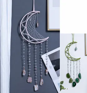 Detalle de atrapasueños en forma de luna con red tejida y piedra de ágata natural