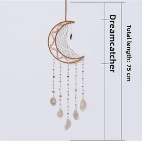 Detalle de atrapasueños luna con rodajas de ágata, diámetro 24cm y longitud 75cm