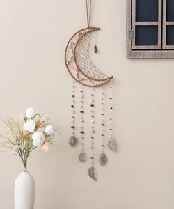 Detalle de atrapasueños bohemio en forma de luna con rodajas de ágata natural
