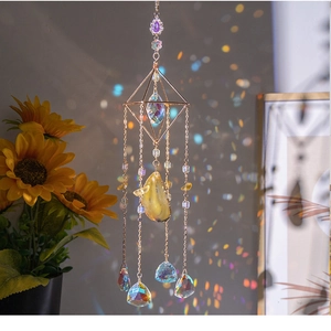 Detalle de atrapasueños con rodaja de ágata y cristales AB creando reflejos de arco iris