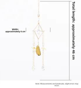 Detalle de atrapasol de cristal con ágata y marco metálico que muestra longitud de 46cm